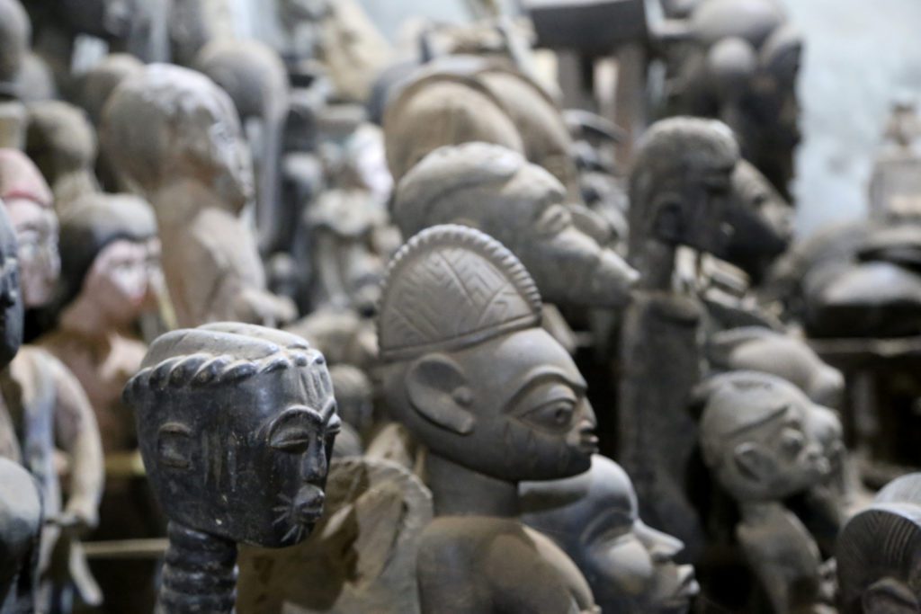 Miniatura de La artesanía tradicional vibra en Costa de Marfil
