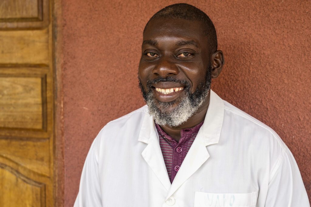 Arsène Yapo: enfermero del centro de salud de Zoukougbeu, Costa de Marfil