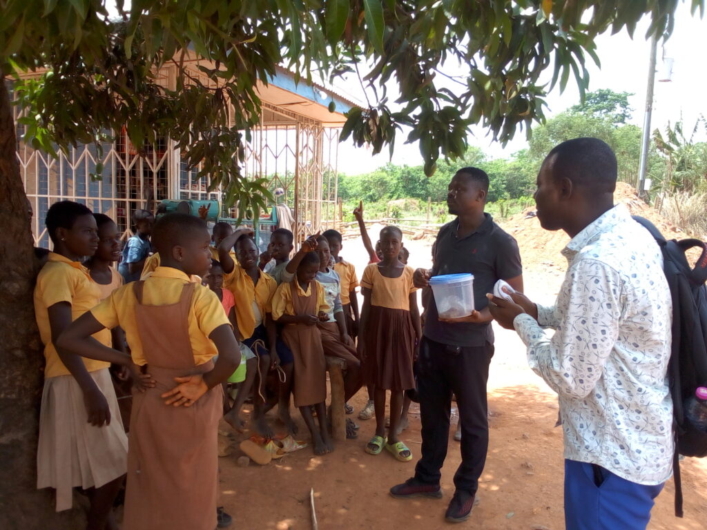WASH, salud mental y microcréditos para mejorar los medios de vida de las personas afectadas por ETD en Ghana